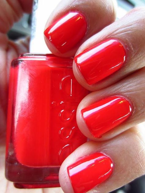 Shorter days call for brighter nails...geranium :) Nail Essie, Nails Guide, Extreme Nails, Coral Nail Polish, Essie Colors, Coral Nails, Red Nail Polish, Red Nail, Essie Nail Polish