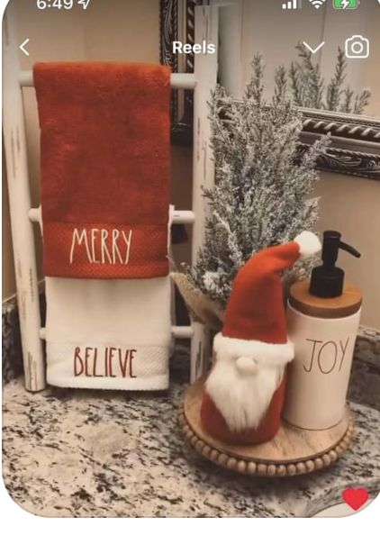 Santa Clause Decorations Ideas, Christmas Home Decor Kitchen, Rustic Christmas Bathroom Decor, Christmas Bathroom Decor Ideas Simple, Half Bath Christmas Decor, Christmas Decor Guest Bathroom, Christmas Decor Bathroom Ideas, Guest Bathroom Christmas Decor, Washroom Christmas Decor