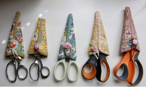 Scissors case – Minki's Work Table Scissors Case, Purse Sewing Patterns, Hand Sewing Projects, Scissor Case, Sewing Machine Cover, Beginner Sewing, Beginner Sewing Projects Easy, Sewing Purses, Small Sewing Projects