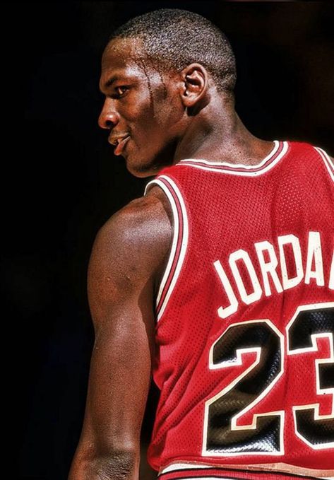 MICHAEL JORDAN Mighty Mike, Michael Jordan Art, Jordan Poster, Michael Jordan Photos, Jeffrey Jordan, Michael Jordan Pictures, Nba Basketball Art, Michael Jordan Basketball, Bola Basket