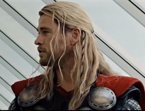 After the events of Thor: The Dark World, when Thor believes Loki is dead, he adds a lock of Loki's hair to his braid. 23 Marvel Movie Details That Show How Much Thought Went Into Them The Original Avengers, Tony And Pepper, Thor The Dark World, Famous Scientist, Chris Hemsworth Thor, Plaits Hairstyles, Dark World, Marvel Movie, The Dark World