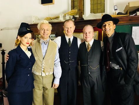 provavelmente uma das ultimas fotos que o michael sheen tirou no set de good omens... EU TO SENSÍVEL Aziraphale Cosplay, Mark Gattis, Steve Pemberton, League Of Gentlemen, Mark Gatiss, Good Omens Book, Ineffable Husbands, Terry Pratchett, Good Omens