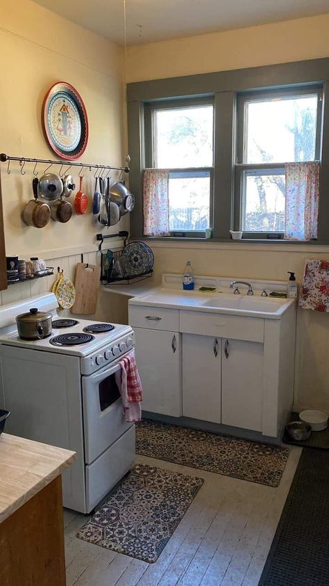 Small Old House Decor, Small Old Kitchen, Magical Palace, Ugly Kitchen, Grandma Ideas, Old House Interior, Small Apartment Kitchen, 70s Home, Old Apartments