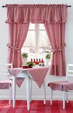 Cortinas Country, Casa Country, Red Cottage, Country Curtains, Kitchen Window Treatments, Red Decor, Chic Bathrooms, Red Kitchen, Chic Kitchen