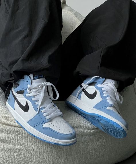 Jordan 1 Outfit Men, Sneakers Poster, Dunk Outfits, Air Jordan 1 Blue, Jordans Aesthetic, Jordan 1 Blue, Replica Sneakers, Jordan 1 Outfit, Concert Attire