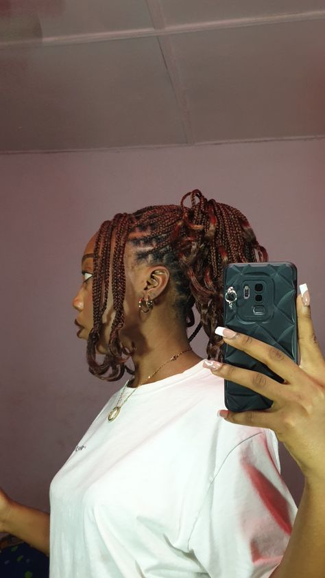 Short Braids With Curly Tips, Short Feather Braids, Y2k Braid Hairstyle, Big Layered Braids, Short Braids Hairstyles With Curls, Y2k Layered Braids, Short Brown Box Braids, Layers Braids For Black Hair, Short Brown Braids For Black Women