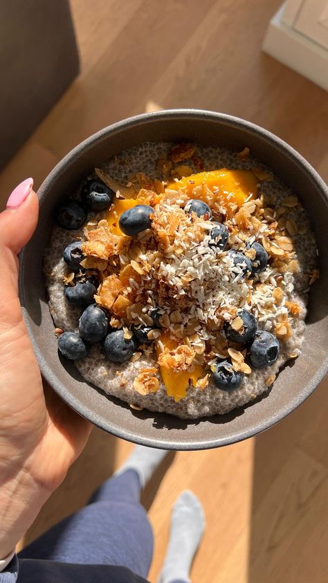 amandazweig on Instagram: Waking up bloated? Try this chia seed pudding that’s so yummy, filled with fibre and other nutrients. #chiapudding #healthyrecipes… Healthy Breakfast Chia Seeds, Chia Pudding Bowl Aesthetic, Chia Seed Pudding Aesthetic, Chia Pudding Aesthetic, Pudding Aesthetic, Healthy Chia Seed Pudding, Chia Seed Oatmeal, Pudding Chia, Healthy Lunch Snacks