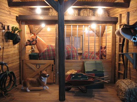 Breyer Horse Barn Tours | Breyer Barn.    I have this set, just found it. Horse Barn Ideas, Schleich Horses Stable, Diy Horse Barn, Horse Barn Ideas Stables, Bryer Horses, Horse Show Clothes, Breyer Horse, Barrel Racing Horses, Horse Crafts