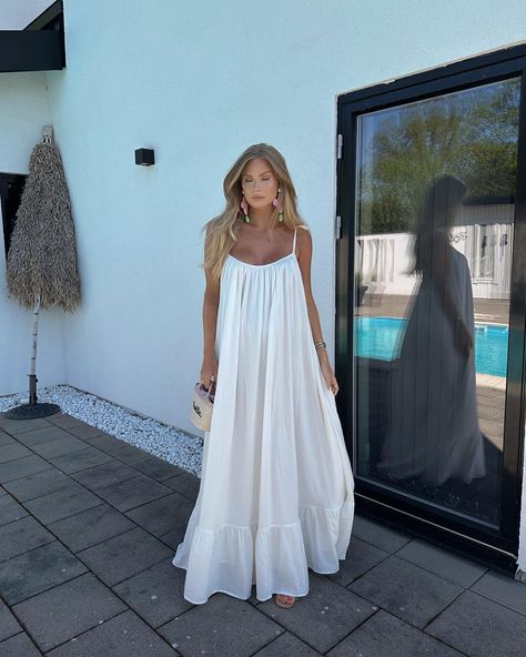 💌 advertisement @toelle.se | Tova Elneskog (@tovaelneskog) on Instagram White Linen Dress Outfit, All White Summer Outfits, White Summer Dress Outfit, White Dress Outfit Summer, White Linen Dress Summer, Summer Evening Outfit, Linen Summer Outfits, Summer White Dress, Summer Dress White