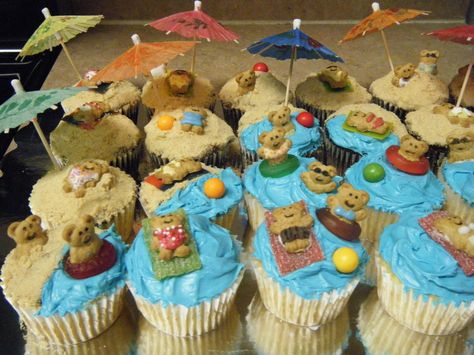 Teddy Graham Beach Cupcakes                                                                                                                                                                                 More Teddy Graham Beach, Luau Cupcakes, Beach Cupcakes, Summer Cupcakes, Bear Cupcakes, Teddy Grahams, Yoghurt Cake, Delicious Clean Eating, Beach Meals