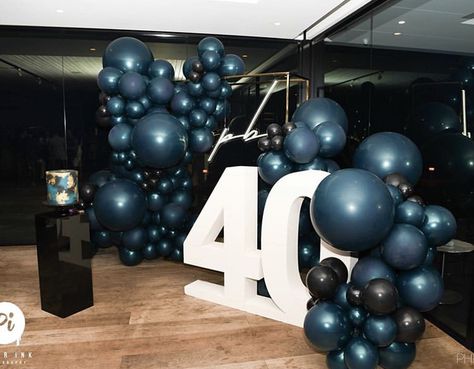 Male Birthday Backdrop Ideas, Male Balloon Garland, Male 40th Birthday Party Ideas, Mens Birthday Party Decorations, House Fever, 40th Party Ideas, 40th Birthday Balloons, Balloons Decor, 40th Birthday Party Decorations