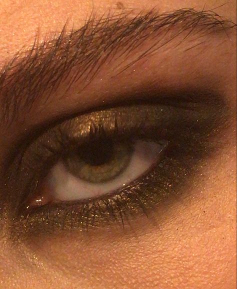 Gold Grunge Makeup, Grungy Makeup, Face Inspiration, Sparkle Makeup, Guilty Conscience, Makeup Cc, Gold Eye Makeup, Rockstar Girlfriend, Alt Makeup