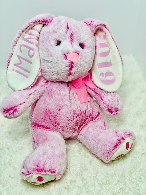 Are you looking for cut little things to add to the baby’s Easter basket? Check out how cute this stuffed animal is. This was a super easy Cricut craft and it only took about 10 minutes to do… Easter Parade, Cute Easter Bunny, Easter Projects, Cricut Craft, Cute Easter, Craft Tutorial, Cricut Tutorials, Easter Basket, Easter Baskets