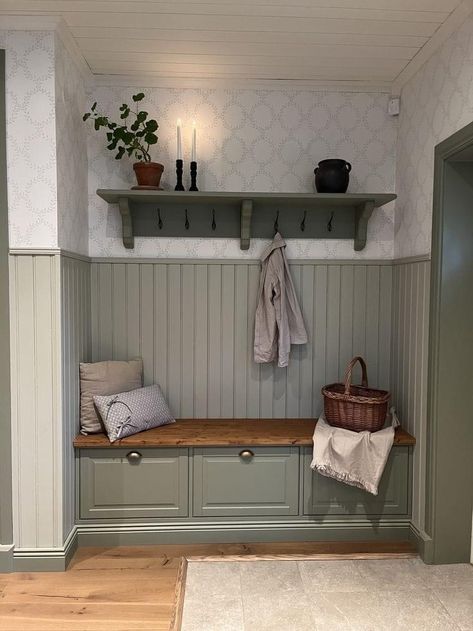 Diy Window Seat, Ikea Entryway, Mudroom Decor, Seat Bench, Ikea Hack Ideas, Window Seats, Ikea Furniture Hacks, Hallway Designs, Hal Decor