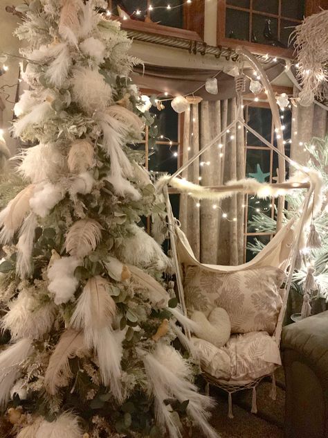 White Feather Christmas Decor, Christmas Trees With Feathers, White Feather Christmas Tree, Ostrich Feather Christmas Tree, Feather Ornaments Diy, Pampas Christmas Decor, Pampas Grass Christmas Decor, Christmas Tree With Pampas, Feather Boa Christmas Tree