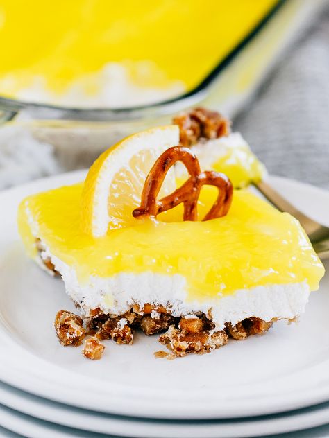 Lemon Pretzel Dessert Lemon Banana Pudding, Lemon Delight Dessert, Lemon Pretzel Salad, Lemon Pretzel Dessert, Pretzel Recipe Dessert, No Bake Cheesecake Lemon, No Bake Lemon Desserts, Banana Pudding Fluff, Pudding Fluff