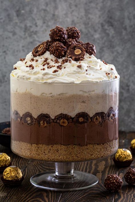 Trifle Bowl Recipes, Trifle Dessert Recipes, British Desserts, Trifle Desserts, Layered Desserts, Trifle Recipe, Christmas Food Desserts, Cuisine Recipes, Ferrero Rocher