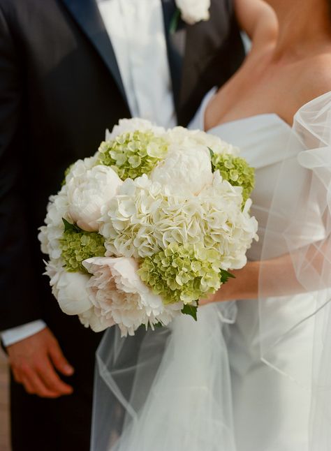 Green Wedding Flower Arrangements, White Bridal Bouquet Hydrangea, Green Hydrangea Bouquet, Hydrangea Bridesmaid Bouquet, White Hydrangea Wedding, Hydrangea Bridal Bouquet, White Peonies Bouquet, Hydrangea Bouquet Wedding, Bridesmaid Bouquet White