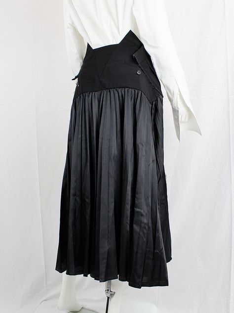 Skirt Couture, Junya Watanabe Skirt, Skirt Runway, Skirt And Pants, Deconstructed Fashion, Deconstruction Fashion, Tailored Skirt, Wool Sweaters Womens, Dress History