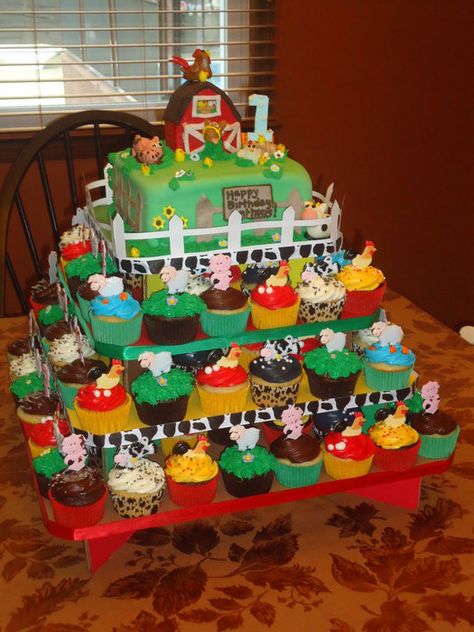 Barnyard Cupcake Tier with Barnyard Cake up Top - by krissy @ CakesDecor.com - cake decorating website Barnyard Cupcakes, Old Macdonald Birthday, Petting Zoo Birthday Party, Petting Zoo Birthday, Mcdonalds Birthday Party, Farm Birthday Cakes, Barnyard Cake, Barnyard Theme, Cupcake Tier