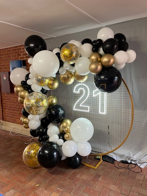 21st Birthday Party Decor, 21st Birthday Party Themes, Gold Theme Birthday, 21st Birthday Ideas, 21st Decorations, 21st Birthday Themes, 21st Birthday Balloons, Gold Theme Party, 18th Birthday Decorations