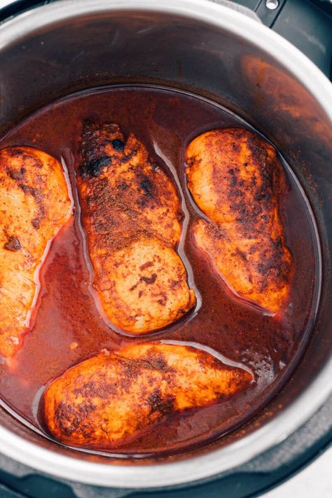 Instant Pot BBQ Chicken - Easy Chicken Recipes Bbq Chicken Instant Pot, Pressure Cooker Bbq Chicken, Barbeque Chicken Recipes, Chicken Breast Instant Pot Recipes, Instant Pot Bbq Chicken, Bbq Chicken Breast Recipe, Pressure Cooking Chicken, Pressure Cooker Recipes Chicken, Bbq Chicken Recipe