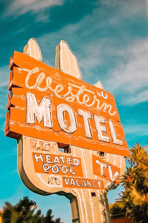 Retro Neon Signs, Retro Western Aesthetic, Vintage Western Decor, Western Aesthetic Wallpaper, Neon Cactus, Route 66 Sign, Motel Sign, Sign Photography, Western Photo