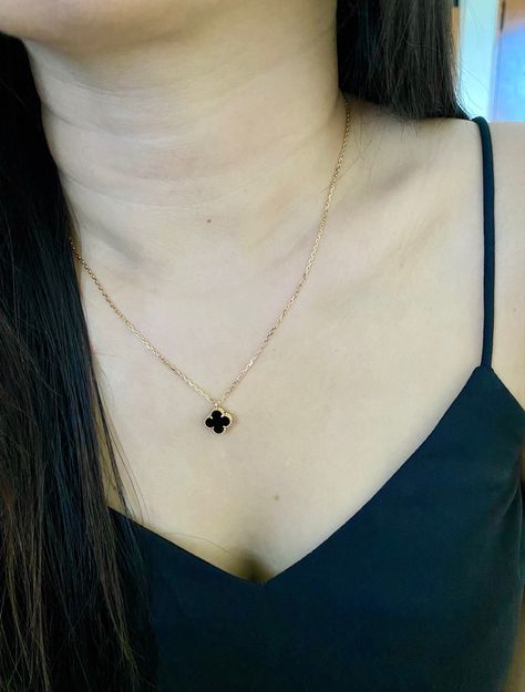 Van Cleef Onyx Necklace, Black Van Cleef Necklace, White Van Cleef, Van Cleef Aesthetic, Cleef And Arpels Jewelry, Vca Necklace, Arpels Van Cleef, Jewelry Van Cleef, Set Gold Jewelry