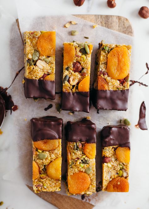 Raw Apricot + Ginger Energy Bars - So Vegan Deserturi Raw Vegan, Vegan Energy Bars, Energy Bars Recipe, Energy Foods, Energy Bars, Healthy Sweets, Raw Vegan, Healthy Treats, Bars Recipes