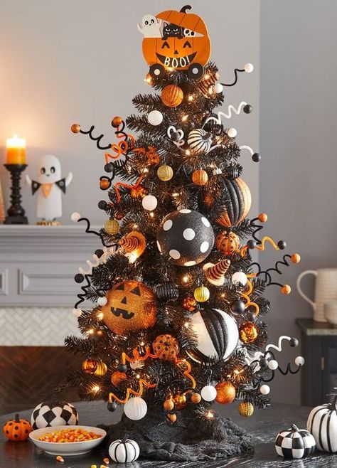 Black Halloween Tree, Black And White Ornaments, Fall Christmas Tree, Halloween Tree Decorations, Fun Diy Halloween Decorations, Outdoor Halloween Decor, Halloween Christmas Tree, Traditional Christmas Ornaments, Spooky Pumpkins