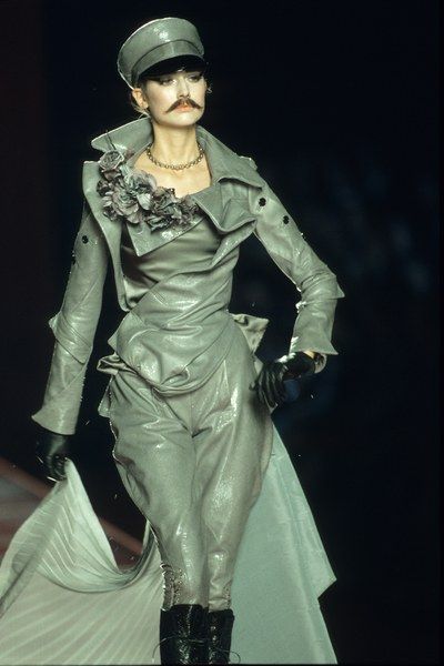 See the complete Christian Dior Fall 2000 Couture collection. Galliano Dior, Christian Dior Haute Couture, Dior Haute Couture, Christian Dior Couture, Dior Couture, John Galliano, Vogue Fashion, Fall Fashion Trends, Couture Collection