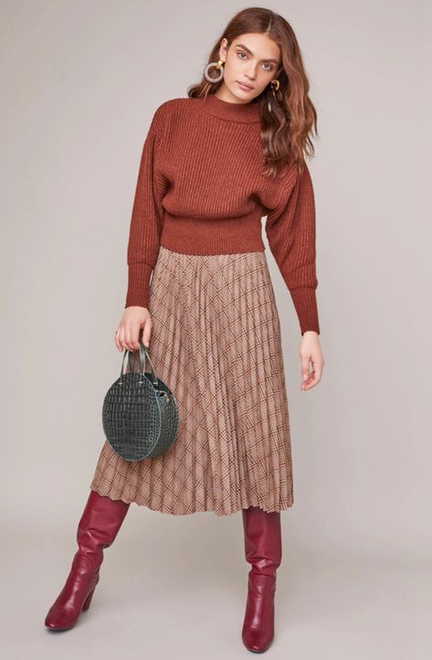 Relax Fashion, Snappy Casual, Skirt Outfits Fall, Midi Skirt Outfit, Mid Skirt, Cooler Look, Astr The Label, Red Boots, Cute Winter Outfits