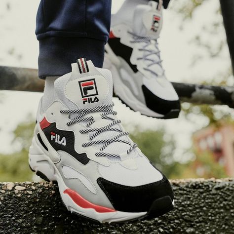 Fila Women’s Ray Tracer Review Filas Shoes, Fila Ray Tracer, Shoes Fila, Sneaker Trend, Sneaker Lovers, Fila Shoes, Dad Sneakers, Street Style Outfits Men, Dad Shoes