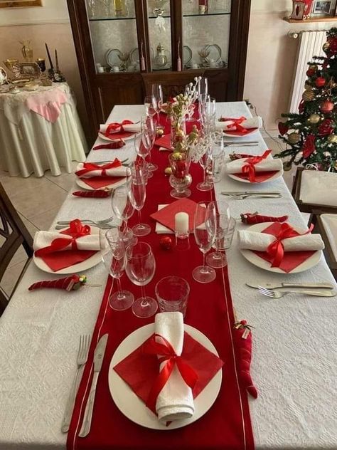 Christmas Dinner Table Settings, Christmas Bows Diy, Christmas Prep, Christmas Dining Table, Christmas Dinner Table, Christmas Dinner Party, Christmas Decor Inspiration, Christmas Themes Decorations, Office Christmas