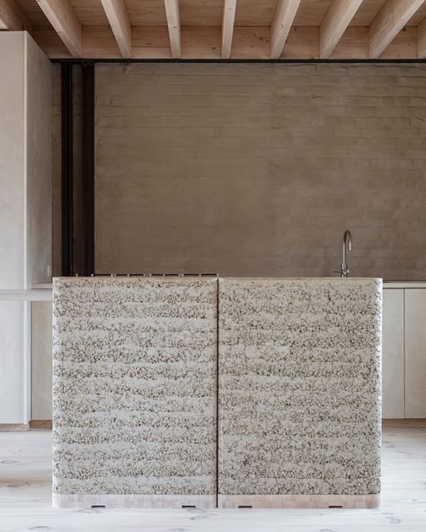 BC materials on Instagram: “White Kastar ( rammed earth ) used to create a kitchen curved desk at this house in Molenbeek, Brussels. It is composed by 3 prefabricated…” Painted Brick Walls, Co Housing, Live Work Space, Roof Extension, Co Working Space, Industrial Building, Rural Living, Rammed Earth, Architectural Pieces