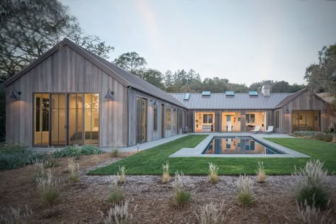 Hilltop House, Metal Roof Houses, Modern Ranch House, Mountain Home Exterior, Ranch House Exterior, Farmhouse Architecture, House Farmhouse, Cedar Homes, Modern Barn House