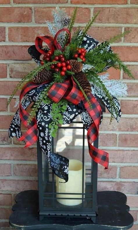 Easy Outdoor Christmas Decorations, Lantern Christmas Decor, Farmhouse Lantern, Lantern Centerpiece, Swag Christmas, Holiday Lanterns, Lantern Swag, Centerpiece Christmas, Lantern Christmas