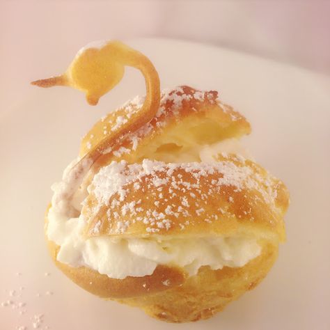 Swan Cream Puffs, Tea Party Sandwiches Recipes, Cream Puff Dessert, Eclair Cream, Tea Party Desserts, Danish Pastries, Tea Party Sandwiches, Food Garnish, Party Sandwiches