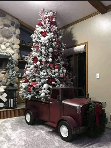 Vintage Truck Christmas, Red Truck Christmas, Christmas Red Truck, Christmas Tree Truck, Old Truck, Creative Christmas Trees, Christmas Tree Decorations Diy, Christmas Tree Inspiration, Christmas Porch Decor