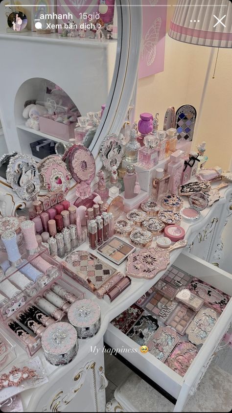 Preppy Vanity, Koleksi Makeup, Penyimpanan Makeup, Makeup Beauty Room, Makeup Collection Goals, Alat Makeup, Dream Bedroom Inspiration, Beauty Aesthetic, Girly Room