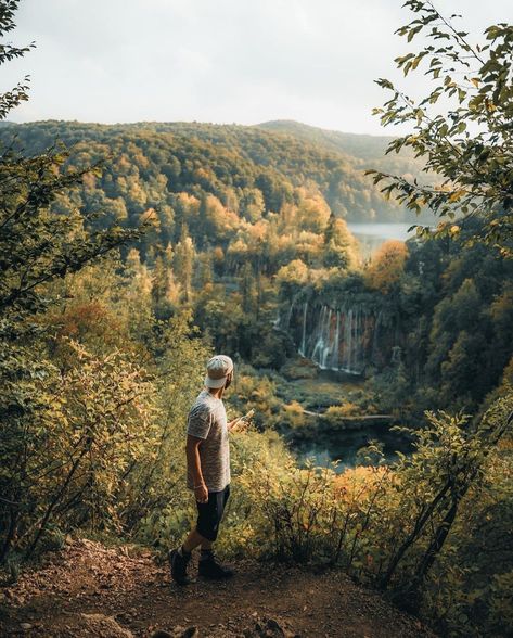 Landscape Pose Ideas, Mountain Photoshoot Ideas Men, Mountain Poses Photo Ideas Men, Pose With Nature, Senior Pictures For Guys Outdoor, Men Shooting Ideas, Mountain Photo Ideas Instagram, Mountain Photoshoot Ideas, Hiking Poses Photo Ideas