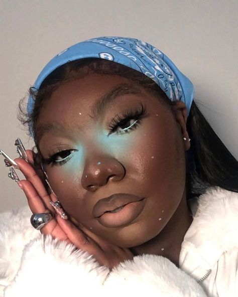 Elevate your festival style with these simple yet stunning makeup looks, perfect for any music event or rave. From this pale blue eyeshadow look on dark skin, to other easy ideas, these looks will have you feeling your best under the festival lights. Bright Undereye, Under Eye Makeup, Blue Makeup Looks, Cool Makeup Looks, Ethereal Makeup, Unique Makeup, Dope Makeup, Rainbow Bright, Cute Makeup Looks