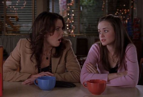 Rory And Lorelai, Lorelai And Rory, Gilmore Girls Fashion, Gilmore Girls Seasons, Team Logan, Lorelai Gilmore, Best Duos, Rory Gilmore, Best Tv Shows