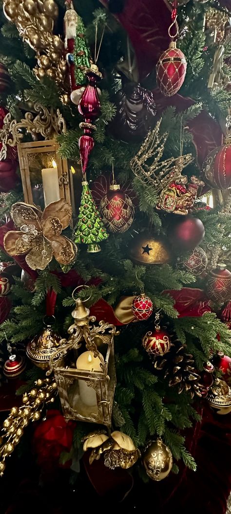 House Aestethic, Old World Christmas Decor, Tree Colour, Christmas Tree Colour Scheme, Poinsettia Tree, Stone Fireplaces, Tree Inspiration, Royal Christmas, Misfit Toys