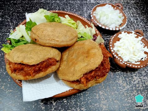 Gorditas de chicharrón #Recetas #Cocina #RecetasPasoAPaso #CocinaCasera #RecetasdeCocina #Aperitivosytapas #Antojitosmexicanos Quesadillas, Tortillas, Burritos, Food Lover, Sandwiches, Tacos, Iphone