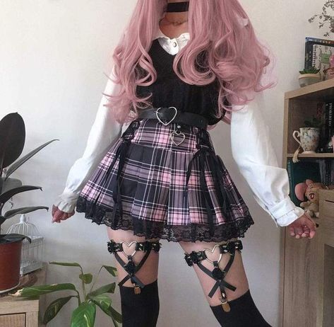 Pink And Black Fashion Aesthetic, Pastel Alternative Outfits, Kawaii Goth Accessories, Kawaii Goth Outfit Ideas, Cutesy Goth Outfits, Pastel Egirl Fashion, Kawaii Egirl Outfits, Draculaura Outfit Ideas, Pastel Goth Outfit Ideas