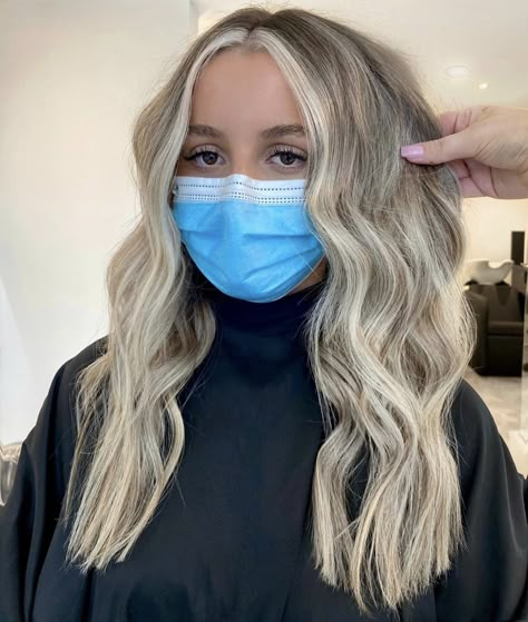 Short Blonde Hair With Root Melt, Blonde Hair With Lighter Front Pieces, Cool Tone Blonde Balayage, Dirty Blonde Hair With Money Piece, Ash Blonde Hair Balayage, Baylage Hair, Hair Color Options, Bronde Hair, Light Blonde Hair