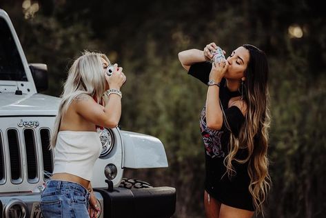 Beer Best Friend Photoshoot, Country Theme Photoshoot, Best Friend Bouidor Photography, Adult Best Friend Photoshoot, Drinking Photoshoot, Best Friend Pictures Photo Shoots, Friend Picnic, Bestie Shoot, Best Friend Photo Shoot