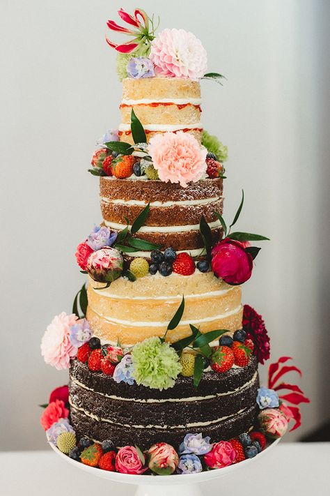 Cake With Flowers, Offbeat Wedding, Country Wedding Cakes, Black Wedding Cakes, Country Garden Weddings, Indian Party, Wedding Cake Rustic, Indian Wedding Cakes, Rustic Wedding Cake