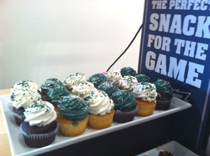 Cup Cake idea; Eagles Eagles Party Ideas Philadelphia, Philadelphia Eagles Cupcakes Ideas, Eagles Cupcakes, Philadelphia Eagles Desserts, Philadelphia Eagles Themed Party, Philadelphia Eagles Party, Eagles Themed Desserts, Philadelphia Eagles Cupcakes, Football Desserts